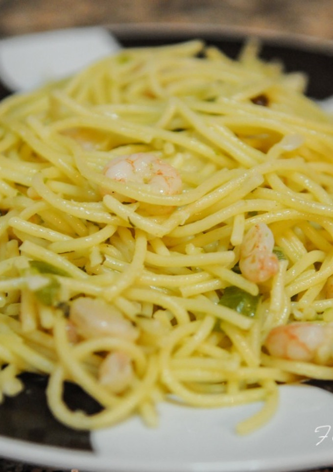 Una foto de Espaguetis con gambas