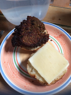 Una foto de Hamburguesa de lenteja con pan casero
