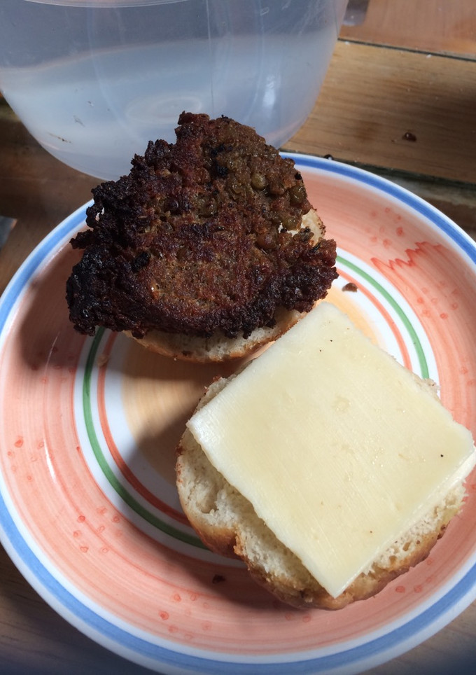 Una foto de Hamburguesa de lenteja con pan casero