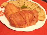 Croissant de jamón acompañado con omelette de vegetales y tocino