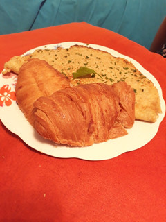Una foto de Croissant de jamón acompañado con omelette de vegetales y tocino