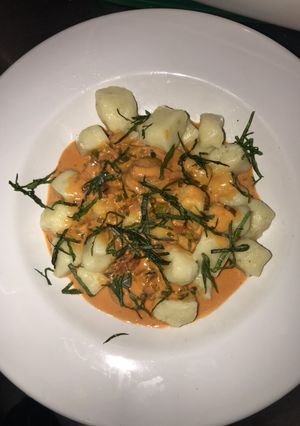 Una foto de Ñoquis de papa con salsa scarparo
