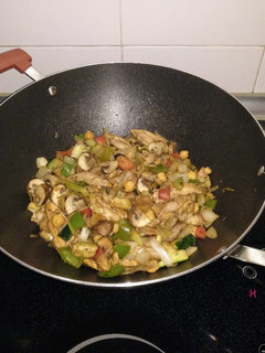 Una foto de Wok de pollo, champiñones Porto Bello y verduras salteados con garbanzos