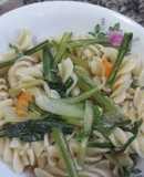 Tornillos con escarola salteada y picante