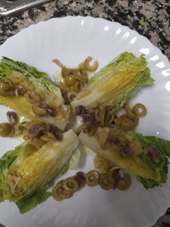 Una foto de Cogollos con encurtidos y anchoas