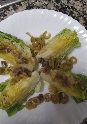 Una foto de Cogollos con encurtidos y anchoas
