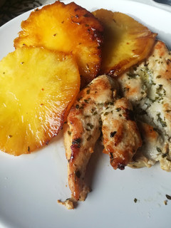Una foto de Pechuga de pollo a la plancha con piña