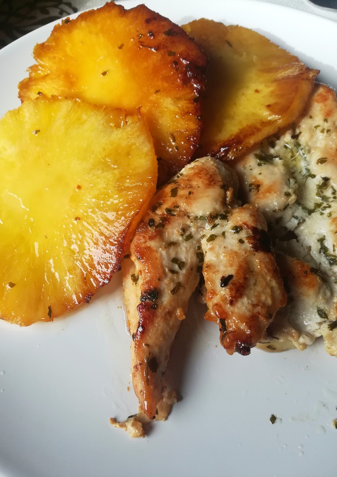 Una foto de Pechuga de pollo a la plancha con piña