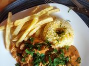 Una foto de pollo en salsa strogonoff