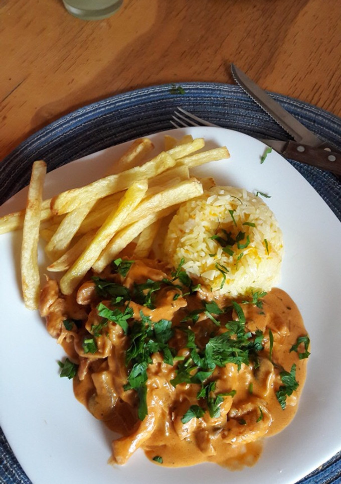Una foto de Strogonoff de pollo