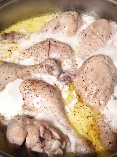 Фото Куриные ножки на сковороде (в сливочном соусе).