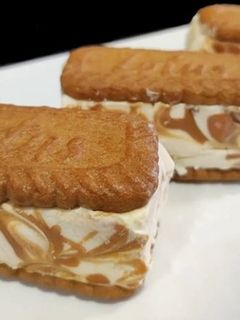 Una foto de Sándwich Helado de Lotus 🍦🍪