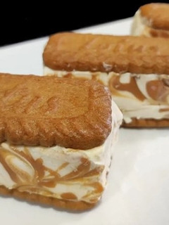 Una foto de Sándwich Helado de Lotus 🍦🍪