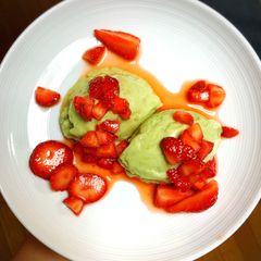 A picture of Avocado and banana ice cream with  marinated strawberry.