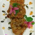 Lengua rebozada con tomate y almendras