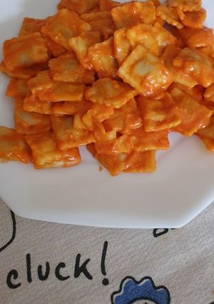 Una foto de Tortelinis de carne con tomate