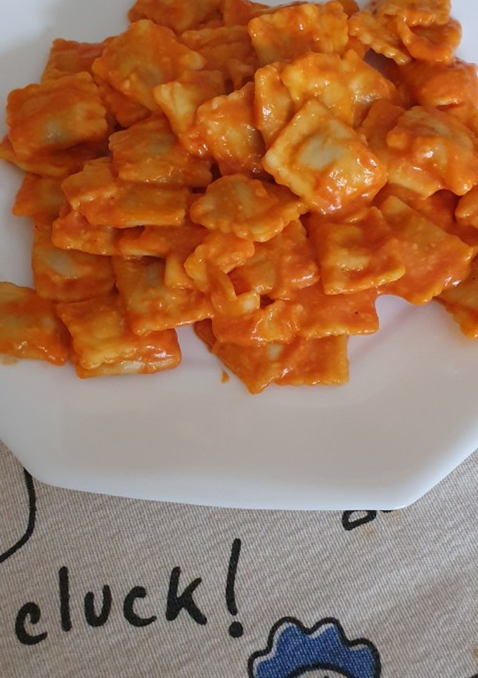 Una foto de Tortelinis de carne con tomate