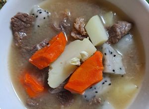 Hình của món Canh thịt bò khoai tây cà rốt thanh long.