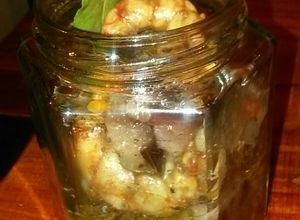 Una foto de Escabeche de langostinos y verduras especiado