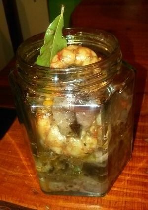 Una foto de Escabeche de langostinos y verduras especiado