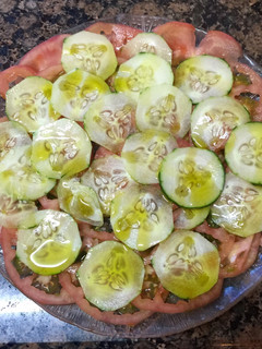 Una foto de Ensalada de pepino y tomate