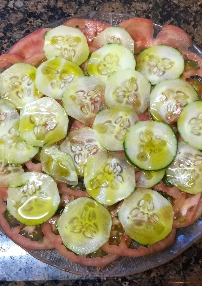 Una foto de Ensalada de pepino y tomate