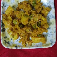 A picture of Ghobhi aloo matar.