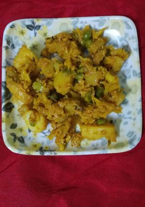A picture of Ghobhi aloo matar.