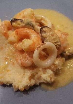 Une photo de Fruits de mer à l'orange gingembre, purée de panais carotte