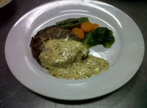 Una foto de Entrecote grillé c/ salsa bearnesa y verduras braseadas