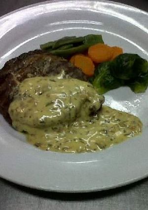 Una foto de Entrecote grillé c/ salsa bearnesa y verduras braseadas