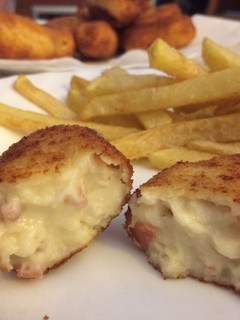 Una foto de Croquetas de jamón y queso
