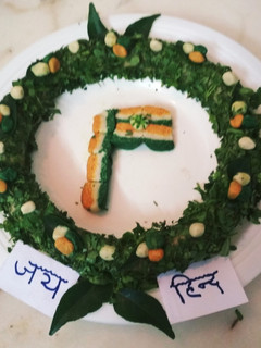 तिरंगी टॉफी (tirangi toffee recipe in marathi) रेसिपी चे मुख्य फोटो