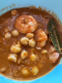 Una foto de Garbanzos con langostinos
