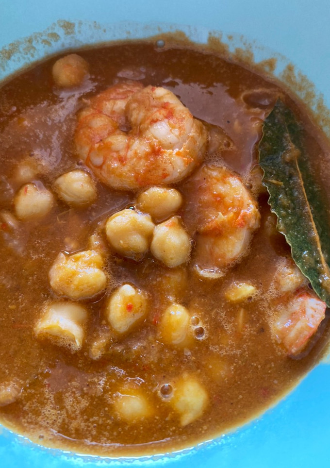 Una foto de Garbanzos con langostinos