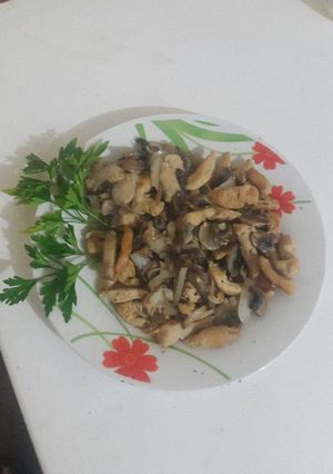 Una foto de Pollo con champiñones