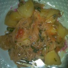 A picture of Fried spaghetti and potatoes.