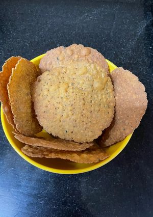 बेसन की पापड़ी (besan ki papdi recipe in hindi) रेसिपी मुख्य फोटो