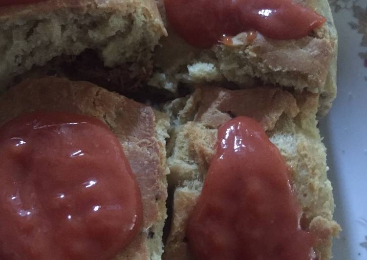 Roti abon saus tomat