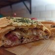 Stromboli de pollo, queso y panceta