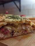 Stromboli de pollo, queso y panceta