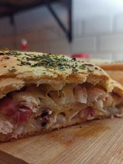 Una foto de Stromboli de pollo, queso y panceta