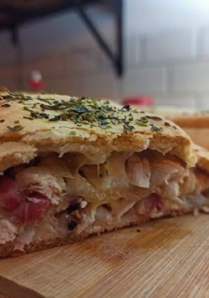 Una foto de Stromboli de pollo, queso y panceta