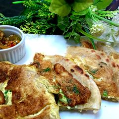 A picture of Anda paratha.