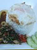 ปลาหมึกผัดใบกระเพราราดหน้าข้าวไข่ดาว