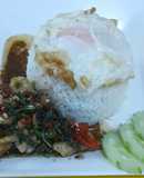 ปลาหมึกผัดใบกระเพราราดหน้าข้าวไข่ดาว