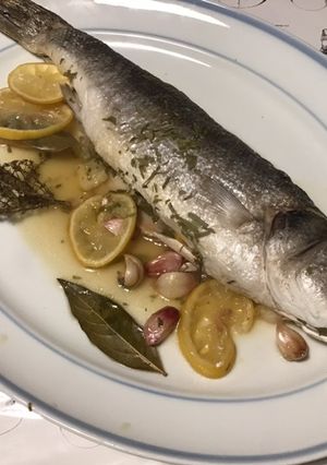 Une photo de Bar aux herbes aromatiques et citron,ail en chemise