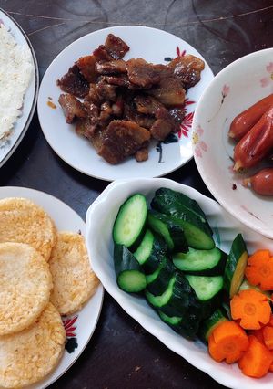 Hình của món Cơm chiên ăn cũng thịt kho quẹt.