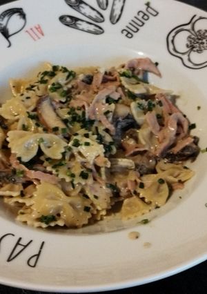 Une photo de Farfalles bacon champignons sauce camembert