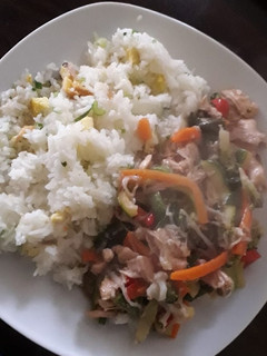 Una foto de Pollo Salteado con verduras y arroz chaufán